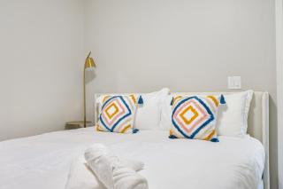 Bright and Cozy Two Bedroom Two Bathroom with Free Parking - Glendale - 8