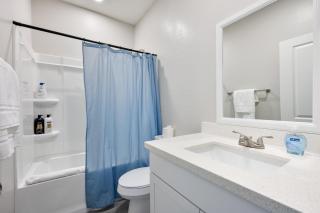 Bright and Cozy Two Bedroom Two Bathroom with Free Parking - Glendale - 7