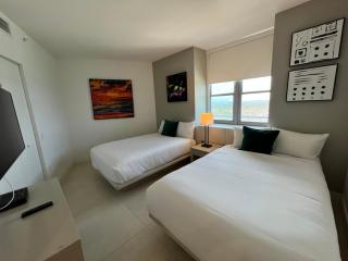 Luxury Beach Resort - Hollywood - 6