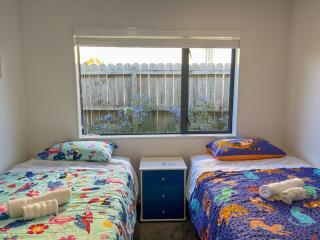 Family Retreat with Playground Views in East Tamaki - Auckland - 3