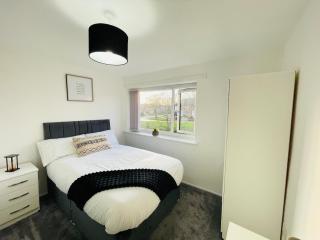 4 bed house in Wakefield free parking perfect for contractors families - 0