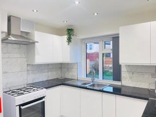 4 bed house in Wakefield free parking perfect for contractors families - 8