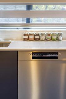 Relaxing stay across from Westfield mall Sleeps 6 - Christchurch - 2