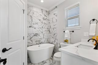Gorgeous Brand new 5BR with parking! - 5