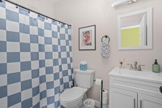 3BD Home Near Downtown - Patio Lounge & Foosball - 6