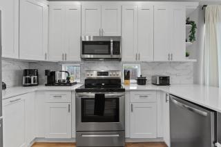 Stunning Area - 3BR Escape - 5 Mins to DT - Sleeps 10 - Austin - 3