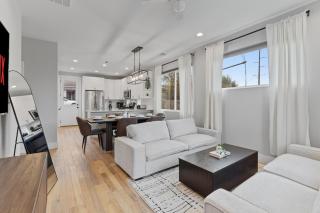 Stunning Area - 3BR Escape - 5 Mins to DT - Sleeps 10 - Austin - 0
