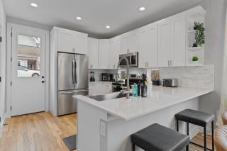 Stunning Area - 3BR Escape - 5 Mins to DT - Sleeps 10 - Austin - 7