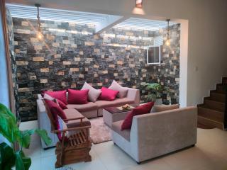 Spacious Home ideal for Families - - 5