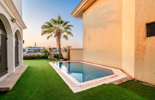 Escape 24 Luxury 5BR Villa with Private pool and Beach access in Palm Jumeirah Frond F - 8