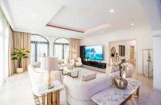 Escape 24 Luxury 5BR Villa with Private pool and Beach access in Palm Jumeirah Frond F - 3