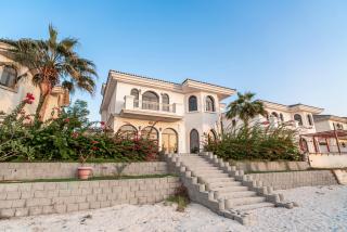 Escape 24 Luxury 5BR Villa with Private pool and Beach access in Palm Jumeirah Frond F - 0