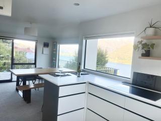 Spectacular Lake and Mountain Views Close to town - Queenstown - 6