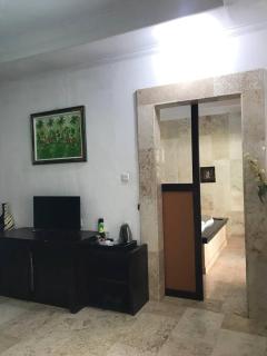 706 Urban Oasis Villa near Airport - 1