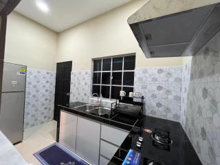 Simply Suite Hotel Homestay - Parit Raja - 9