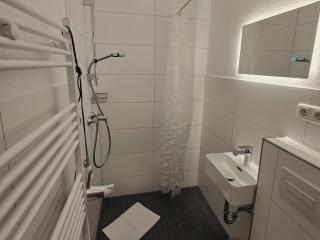STAYaWHILE Apartment COMFORT nähe Herzzentrum, Bali Therme, Kurpark GOP, free Parking, Netflix, Boxspringbett, neues Duschbad - Bad Oeynhausen - 7