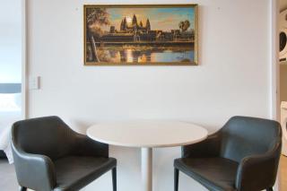 Beautiful Cambodian Inspired Apartment with Pool & Gym - Adelaide - 4