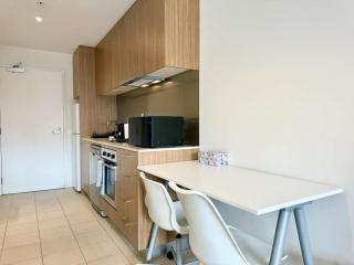 Morphett St Studio Retreat with Pool and Gym Access - Adelaide - 1