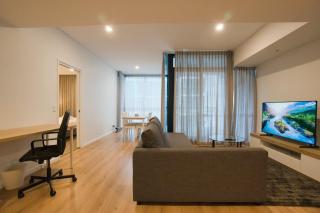 Charming CBD Escape 1BR Apartment with Pool and Gym - 3