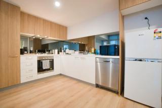 Charming CBD Escape 1BR Apartment with Pool and Gym - 4