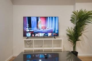 Serene Stay - 1BR Apt with Pool, Gym, Steam, Sauna - Adelaide - 9