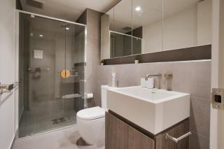 Queen Bed Luxury Parisian Paradise with Amazing City Views & Gym - Adelaide - 2