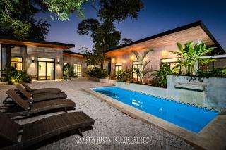 Steps to the Main Surf Break - 3 Bedroom House - Refundores - 0