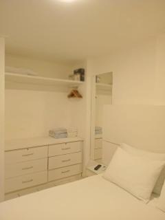 NA BEIRA MAR DE PAJUCARA- EDIF NEO- APARTAMENTO QUARTO E SALA - POSSUI VARANDA- VISTA LATERAL DO MAR-RUA JULIO PLECH FILHO 60 ESQUINA COM AVENIDA DOUTOR ANTONIO GOUVEIA - CONSUMO ELETRICO É PAGO No CKECK-OUT - 1 KWH É 1,35 REIAS - TEM TELA DE PROTEÇÃO - Maceió - 6