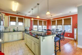 Chic Surf City Retreat with Pool Less Than 1 Block to Beach! - Surf City - 3