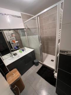 Apparemment près de CDG Paris & Disneyland - 2