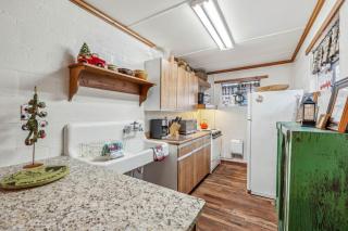 Cottage Inn The Woods -- Pond, Pet Friendly, Grill, Wifi, Fire Pit, Deck, Screen Porch, Fireplace, Private - Berkeley Springs - 6