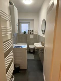 Schöne 2 Zimmer Wohnung Kingsize-Bett - Augsburg - 4