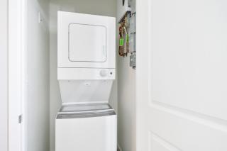 Chic and Spacious Two Bedroom with Convenient Free Parking - Glendale - 9