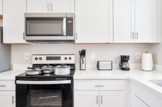 Chic and Spacious Two Bedroom with Convenient Free Parking - Glendale - 8