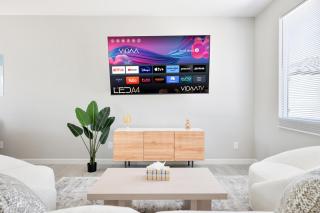 Chic and Spacious Two Bedroom with Convenient Free Parking - Glendale - 5