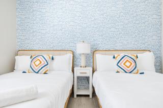 Chic and Spacious Two Bedroom with Convenient Free Parking - Glendale - 1
