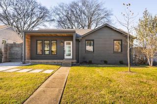 Walk to Restaurants Outdoor Patio with Grill and Fit Pit 1 Mile to Stadium and Downtown - Nashville - 2