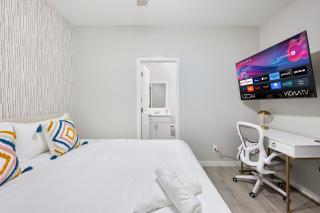 Spacious Two Bedroom Two Bathroom with Free Parking and Cozy Beds - Glendale - 9
