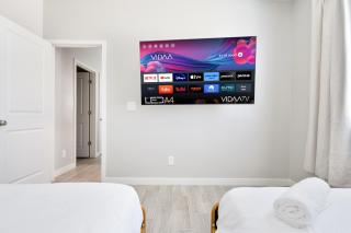 Spacious Two Bedroom Two Bathroom with Free Parking and Cozy Beds - Glendale - 7
