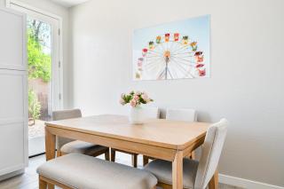 Spacious Two Bedroom Two Bathroom with Free Parking and Cozy Beds - Glendale - 3