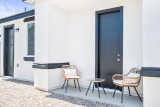 Spacious Two Bedroom Two Bathroom with Free Parking and Cozy Beds - Glendale - 1