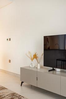Luxury 2BR Prime Location & Burj Views - 3