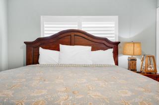 Calypso 2201E 3BR 3BA corner unit 2 sets of beach chairs - Panama City Beach - 6