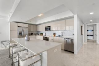 Escape to Beachwalk Resort in Chic Apartment - Hallandale Beach - 1