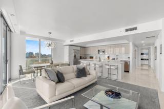 Escape to Beachwalk Resort in Chic Apartment - Hallandale Beach - 3