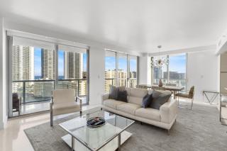 Escape to Beachwalk Resort in Chic Apartment - Hallandale Beach - 2