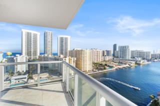 Escape to Beachwalk Resort in Chic Apartment - Hallandale Beach - 5
