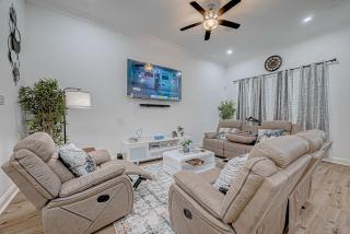 3BR Gated Home, King-Sized, 6miles to NRG, Med Ctr, DownTown - Houston - 0
