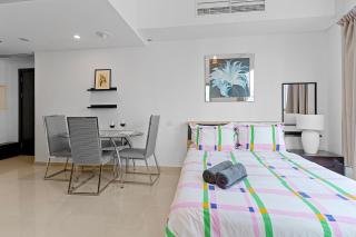 Cozy Marina View Apartment with Modern Gym & Pool, Steps to Beach & Metro - Dubai - 7