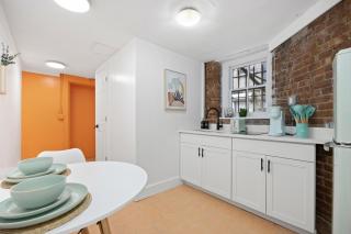 Private Garden Getaway Cozy and Chic Near Subway at "Vintage Luxe" - 7